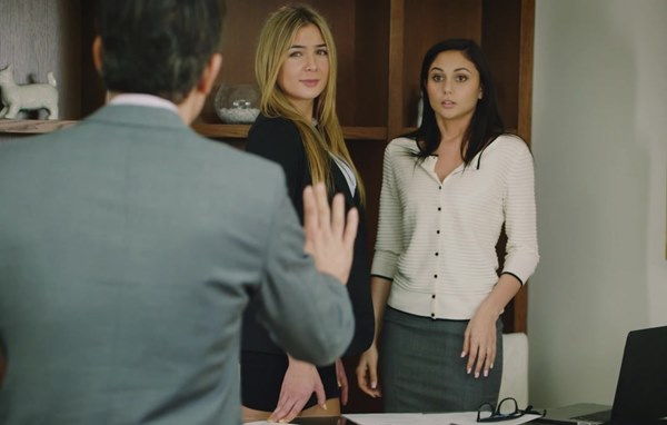 Секретарша которая сосет боссу будет главной телкой в компании