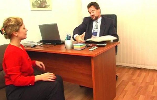 Попасть в эту фирму секретарше можно только через постель с директором