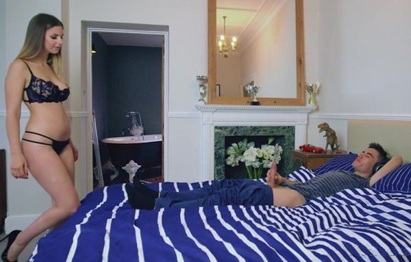 Милашка увидела как парень занимается онанизмом в своей комнате и не смогла сдержаться