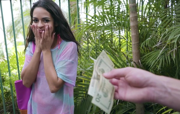 Подкупил няшку деньгами и предложил потрахаться за углом в укромном местечке