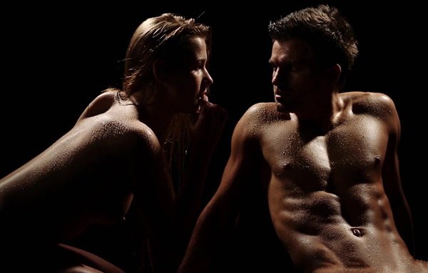 Пот капельками покрыл тела влюбленных от бешеного разряда страсти