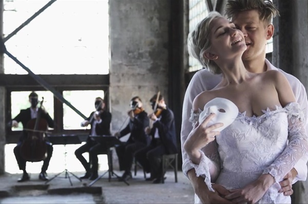 Первая брачная ночь молодоженов под музыку живого оркестра