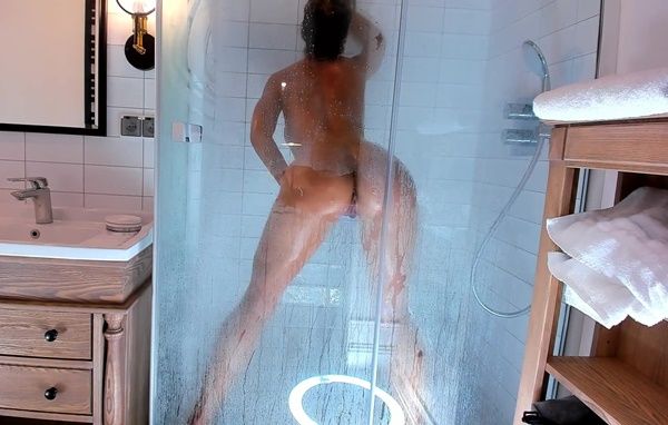 Няшная атлетка с прокачанным телом пробует с парнем анал после секси представления