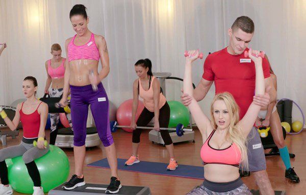 Тренер положил глаз на 2х аппетитных спортсменок с формами