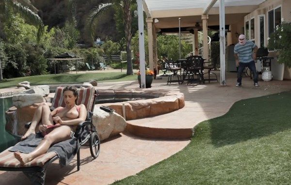 Вор хотел украсть денег, но увидел как девушка мастурбирует и подглядывал