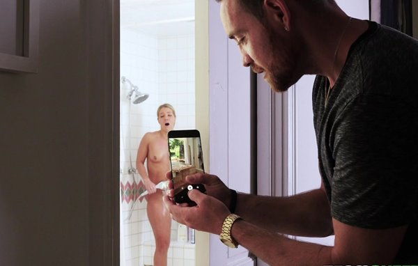 Парнень снял компромат на сводную сестру и потребовал секс взамен